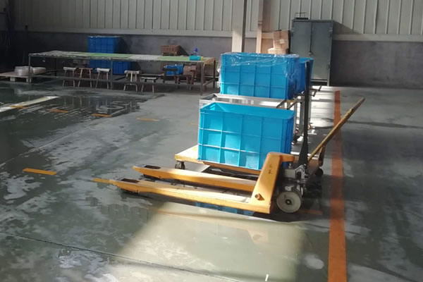 麻豆免费在线观看手动搬运车是车间厂房常备搬运工具